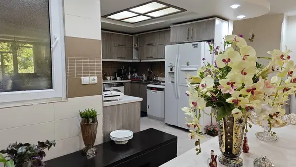 image ۱۳۲ متر آپارتمان جنوب میرداماد خ جلفا 5